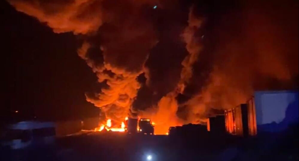 Tokat'ta taş ocağında çıkan yangın kontrol altına alındı! Çok sayıda kamyon kül oldu - 1. Resim