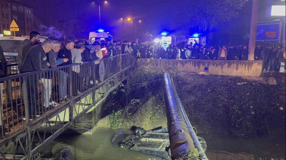 Düzce'de can pazarı! Otomobil dereye uçtu, yaralılar var - 2. Resim