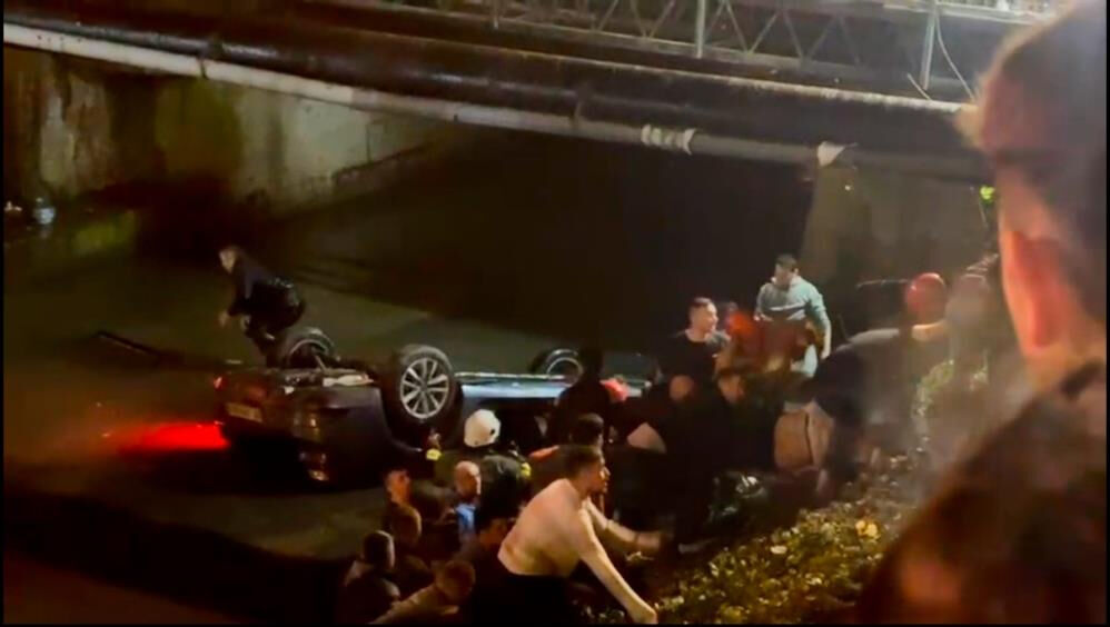 Düzce'de can pazarı! Otomobil dereye uçtu, yaralılar var - 1. Resim