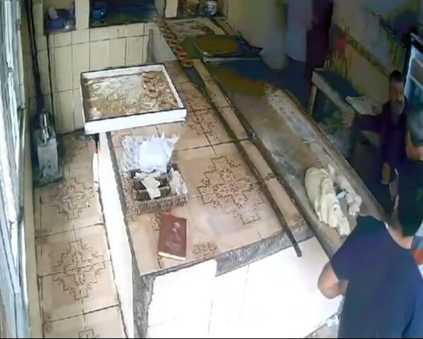 Fırında korkunç olay! Kızgın pekmezi başından aşağıya döktü - 2. Resim