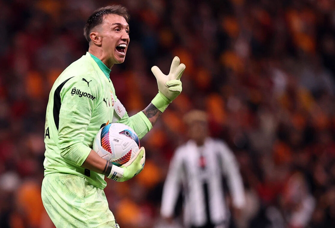 Galatasaray'da Fernando Muslera'nın yerine Altay Bayındır! Fenerbahçe'nin kasası dolacak Galatasaray'da Fernando Muslera'nın yerine Altay Bayındır! Fenerbahçe'nin kasası dolacak - 1. Resim