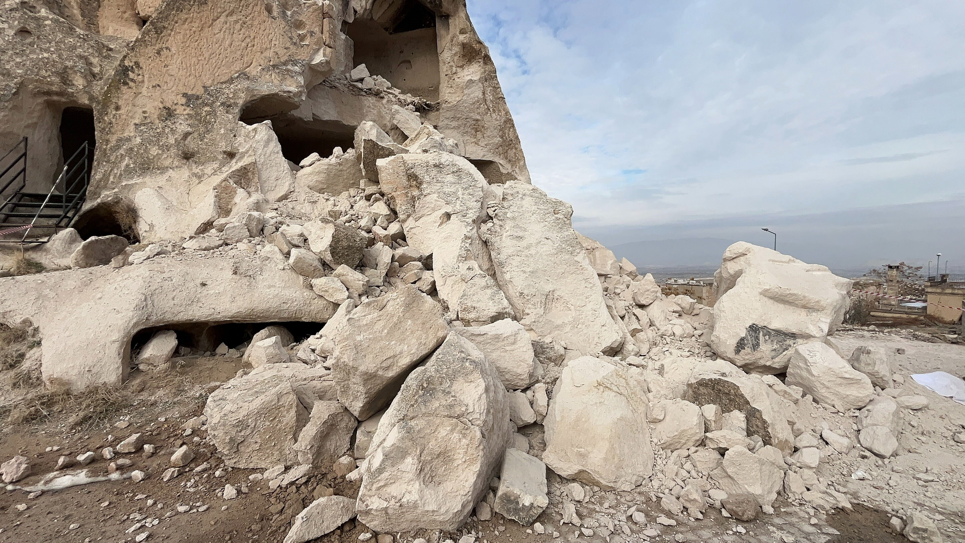 Kapadokya'da peribacası çöktü, o anlar kameralara böyle yansıdı - 2. Resim