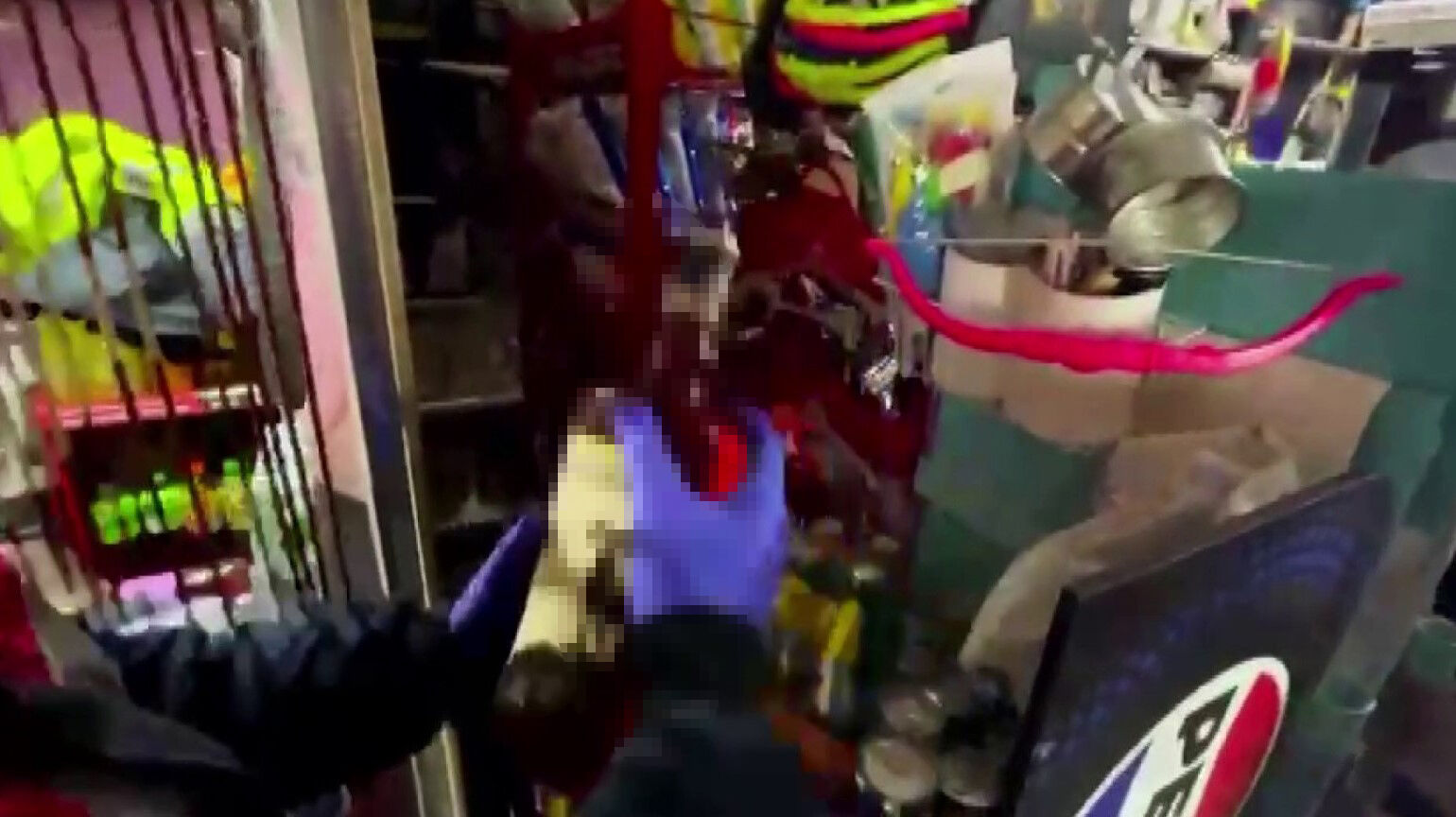 Operasyona giden jandarma, marketteki rafta yiyecek yerine kaçak alkol buldu Operasyona giden jandarma, marketteki rafta yiyecek yerine kaçak alkol buldu - 1. Resim