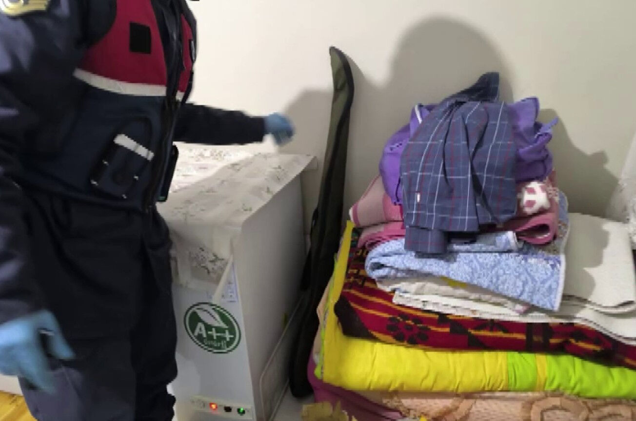 Operasyona giden jandarma, marketteki rafta yiyecek yerine kaçak alkol buldu Operasyona giden jandarma, marketteki rafta yiyecek yerine kaçak alkol buldu - 2. Resim