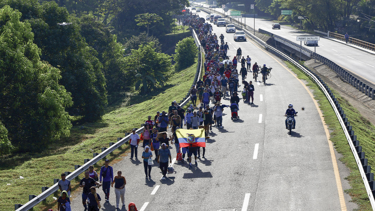 Trump'ın sevmediği göçmenler Meksika sınırına akın etti! ABD'ye girmek için son yürüyüş - 3. Resim