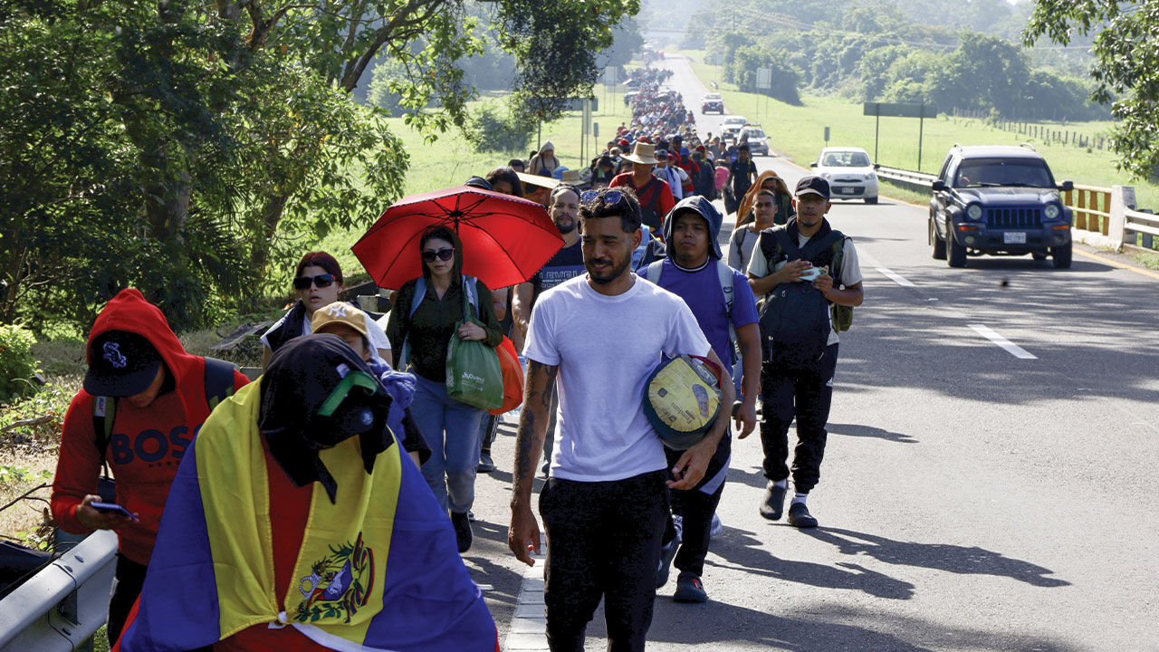 Trump'ın sevmediği göçmenler Meksika sınırına akın etti! ABD'ye girmek için son yürüyüş - 1. Resim