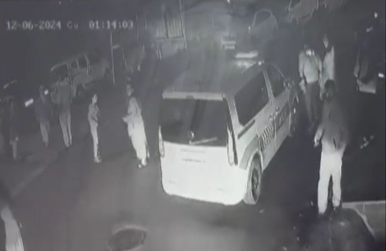 Karı koca kavgası sokağa taştı! Ailelerin birbirine saldırdığı anlar kameralara yansıdı - 1. Resim