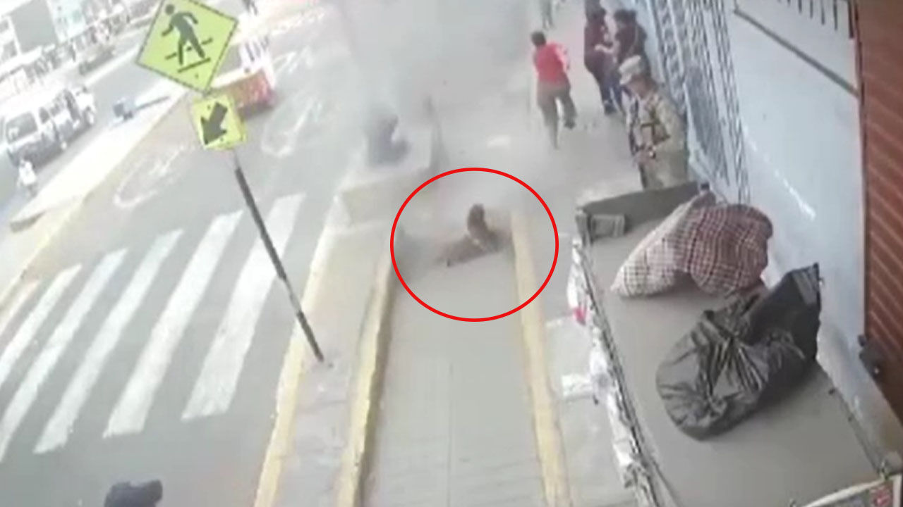 Saniyelik facia! Adımını attığı yerde elektrik kutusu patladı - 1. Resim