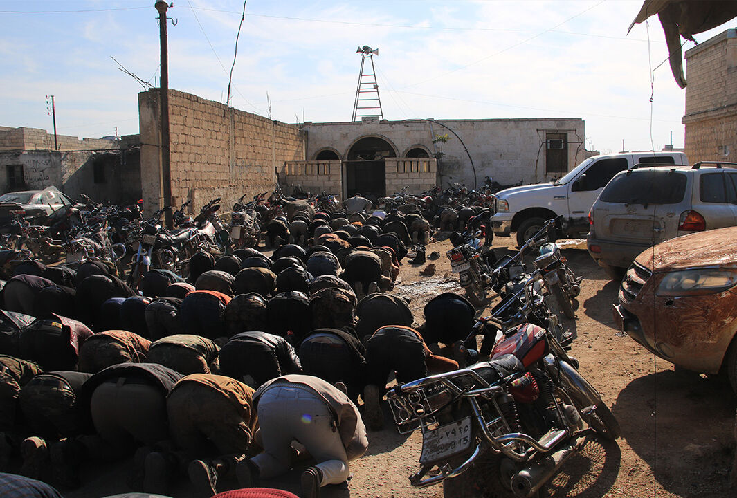 Suriye Tel Rıfat'ta ilk cuma namazı kılındı! Terörden temizlenen bölgede siviller secdeye kapandı - 1. Resim