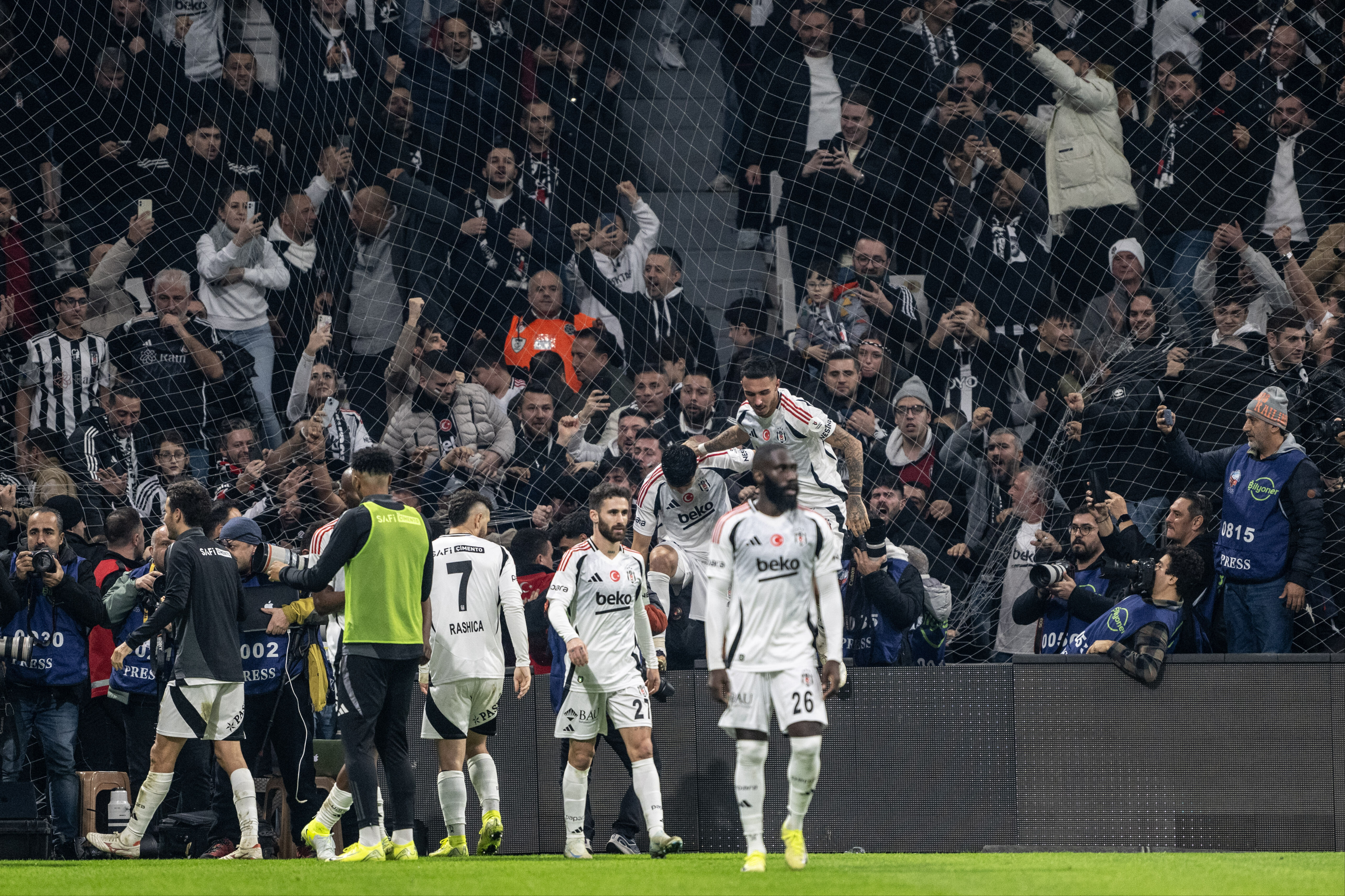 Dev derbide kazanan Beşiktaş! Siyah-beyazlılar Fenerbahçe'yi yenerek 5 hafta sonra 3 puanla tanıştı - 3. Resim