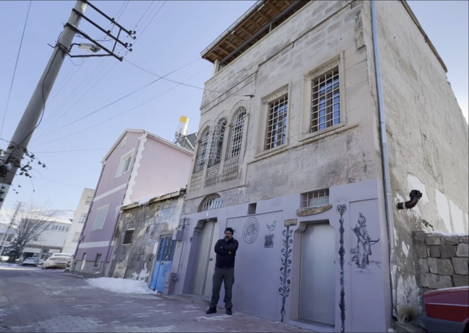 Fransa'dan ezan sesi duymak için döndü! Kayseri'de ahır olarak kullanılan konağı sanat atölyesine dönüştürdü - 1. Resim