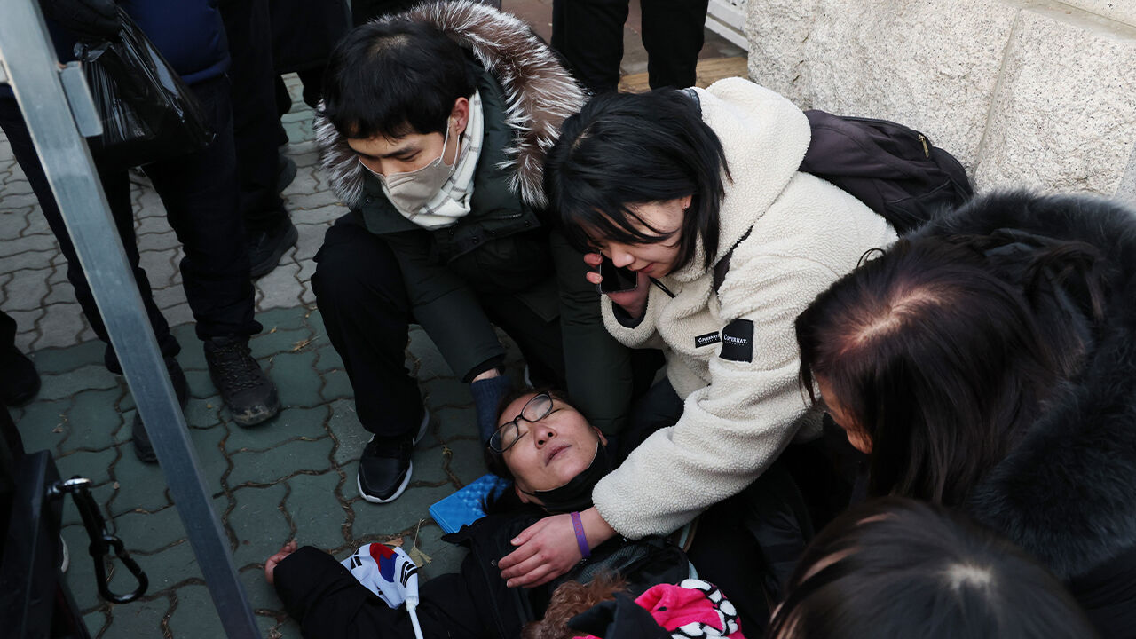 Güney Kore Meclisi sıkıyönetim kararı nedeniyle özür dileyen Devlet Başkanı Yoon'u azletmedi - 1. Resim