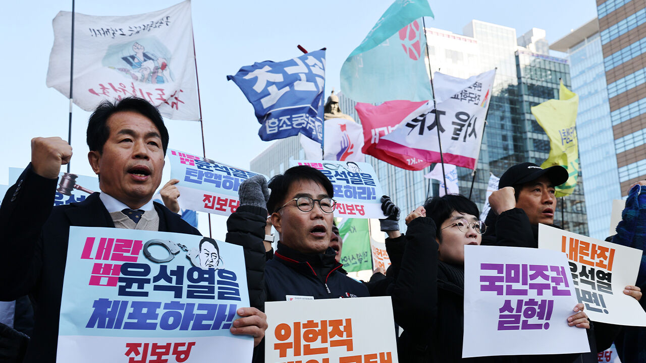 Güney Kore Meclisi sıkıyönetim kararı nedeniyle özür dileyen Devlet Başkanı Yoon'u azletmedi - 2. Resim