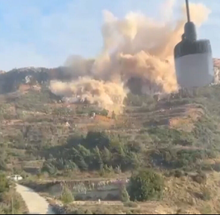 Hatay'da korkutan patlama herkesi dışarı çıkardı! Depremzedeler isyan etti Hatay'da korkutan patlama herkesi dışarı çıkardı! Depremzedeler isyan etti - 1. Resim