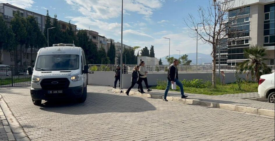 İzmir'de kan donduran olay! Başından vurularak ölen kadının cesediyle karakola gitti - 1. Resim