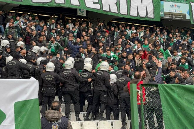 Konyaspor-Antalyaspor ma&ccedil;ı sonrası ortalık karıştı! Yeşil-beyazlı taraftarlar sahaya girmek istedi... - 1. Resim