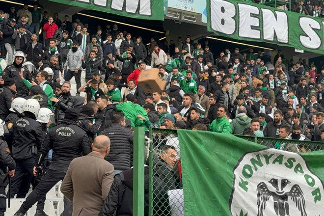 Konyaspor-Antalyaspor ma&ccedil;ı sonrası ortalık karıştı! Yeşil-beyazlı taraftarlar sahaya girmek istedi... - 2. Resim