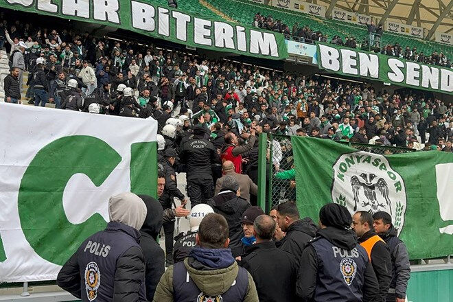 Konyaspor-Antalyaspor ma&ccedil;ı sonrası ortalık karıştı! Yeşil-beyazlı taraftarlar sahaya girmek istedi... - 3. Resim
