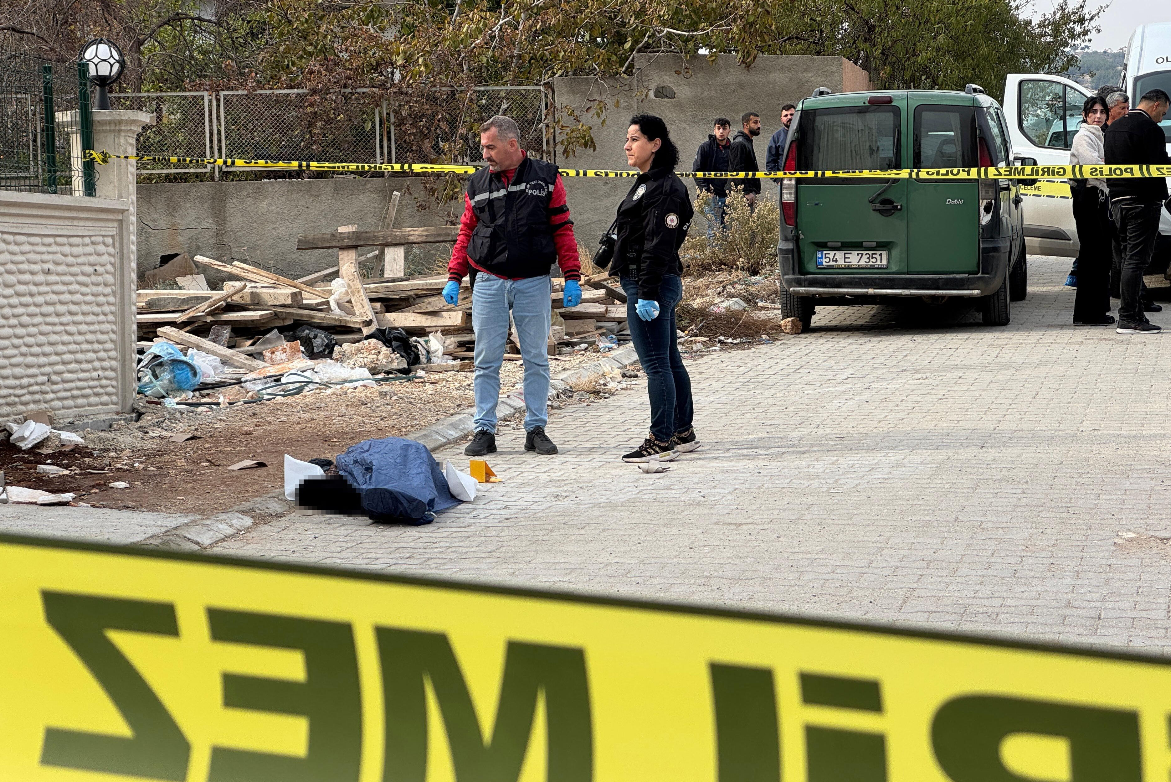 Mersin'de dehşet! Eşini yeni aldıkları evin önünde öldürdü Mersin'de dehşet! Eşini yeni aldıkları evin önünde öldürdü - 1. Resim