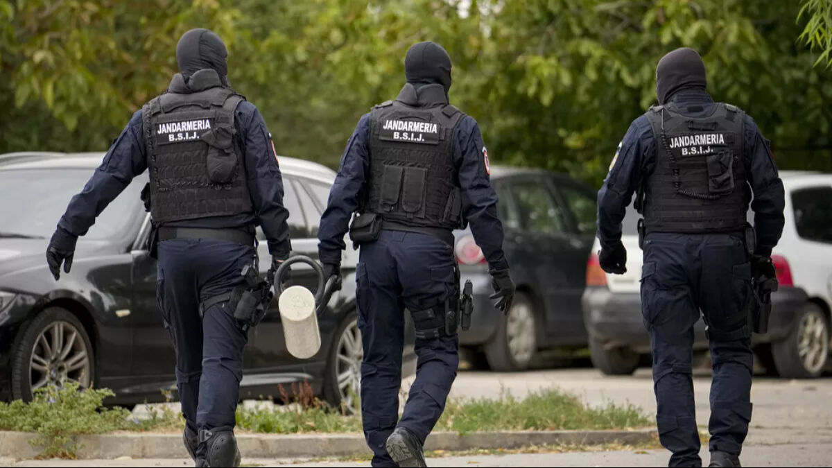 Romanya'da evlere polis baskınları! Seçim sonuçları iptal edilmişti - 1. Resim
