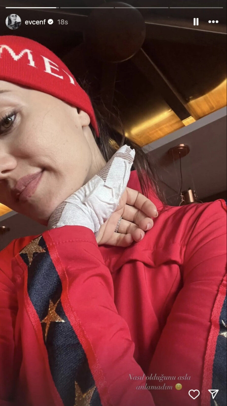 Ünlü oyuncu Fahriye Evcen kaza geçirdi! Sağlık durumuna ilişkin açıklama geldi - 2. Resim