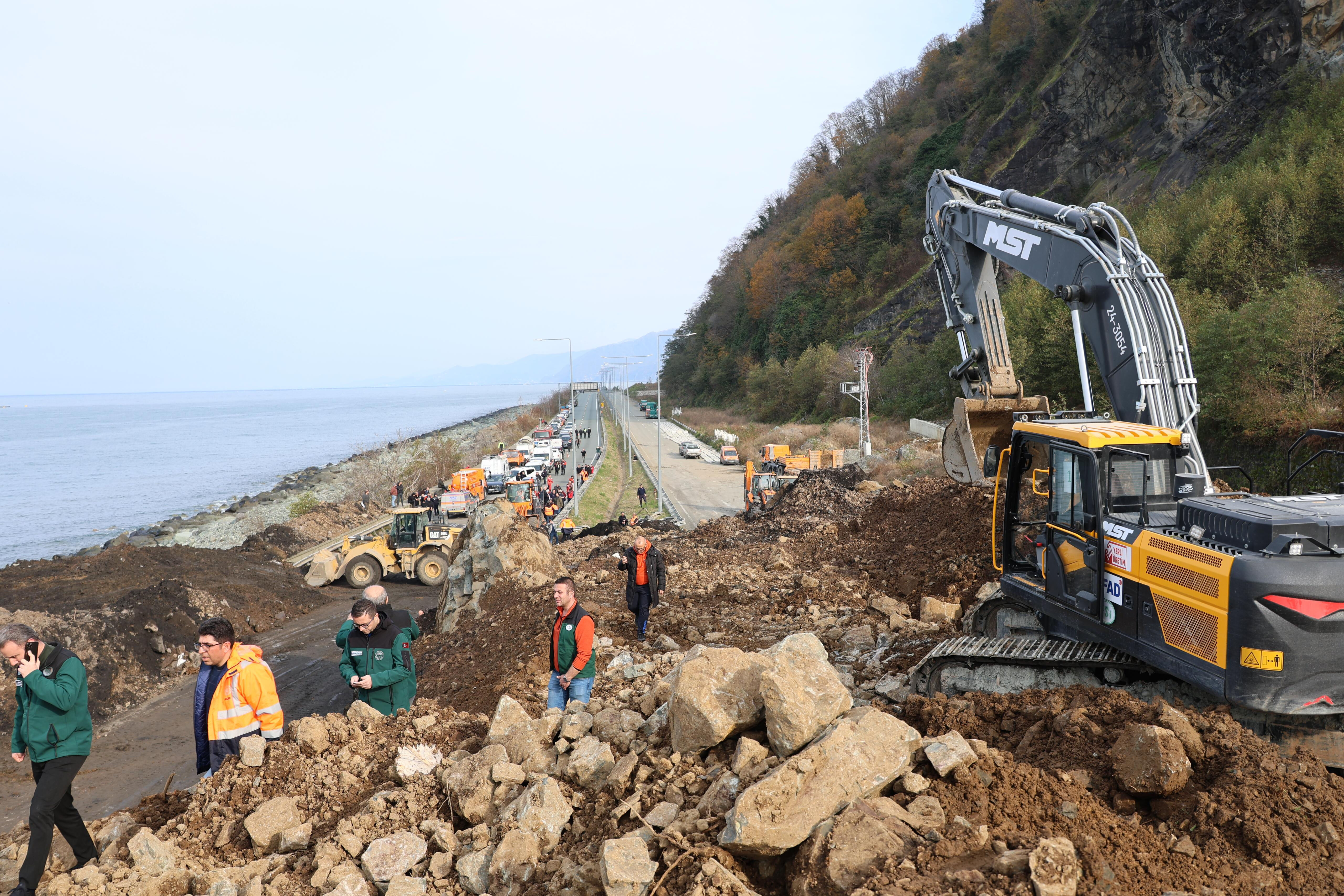 Artvin'de heyelan felaketi! Vali açıklama yaptı: İnşallah altında araç yoktur - 6. Resim