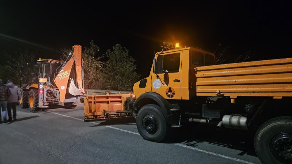 Artvin'de heyelan! Sınır kapısına giden yol ulaşıma kapandı Artvin'de heyelan! Sınır kapısına giden yol ulaşıma kapandı - 1. Resim