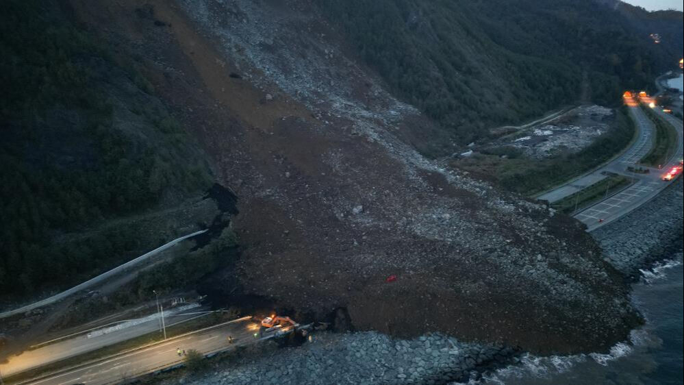Artvin'de heyelan! Sınır kapısına giden yol ulaşıma kapandı Artvin'de heyelan! Sınır kapısına giden yol ulaşıma kapandı - 3. Resim