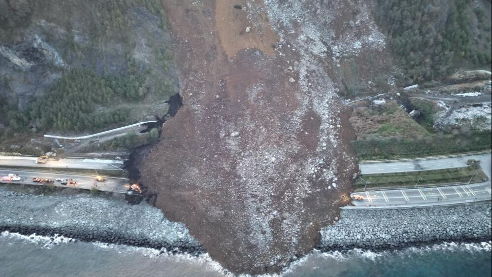 Artvin'de heyelan! Sınır kapısına giden yol ulaşıma kapandı Artvin'de heyelan! Sınır kapısına giden yol ulaşıma kapandı - 4. Resim