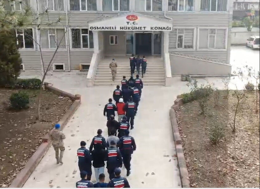 'Bungalov' çetesine darbe! Tam 385 milyon lira dolandırdılar 'Bungalov' çetesine darbe! Tam 385 milyon lira dolandırdılar - 1. Resim