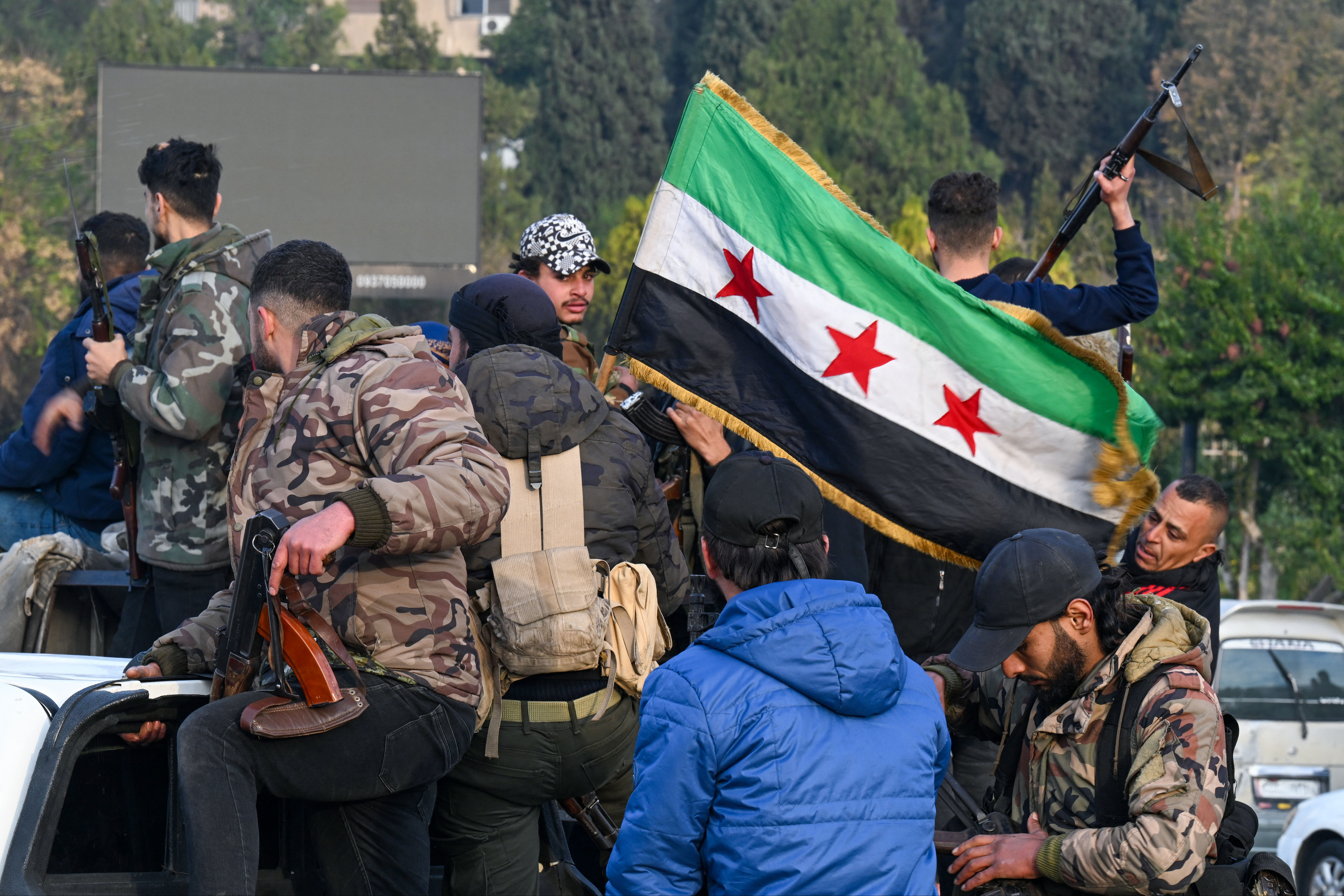 Esad rejimi sona erdi Suriye'de bayrak değişti - 1. Resim