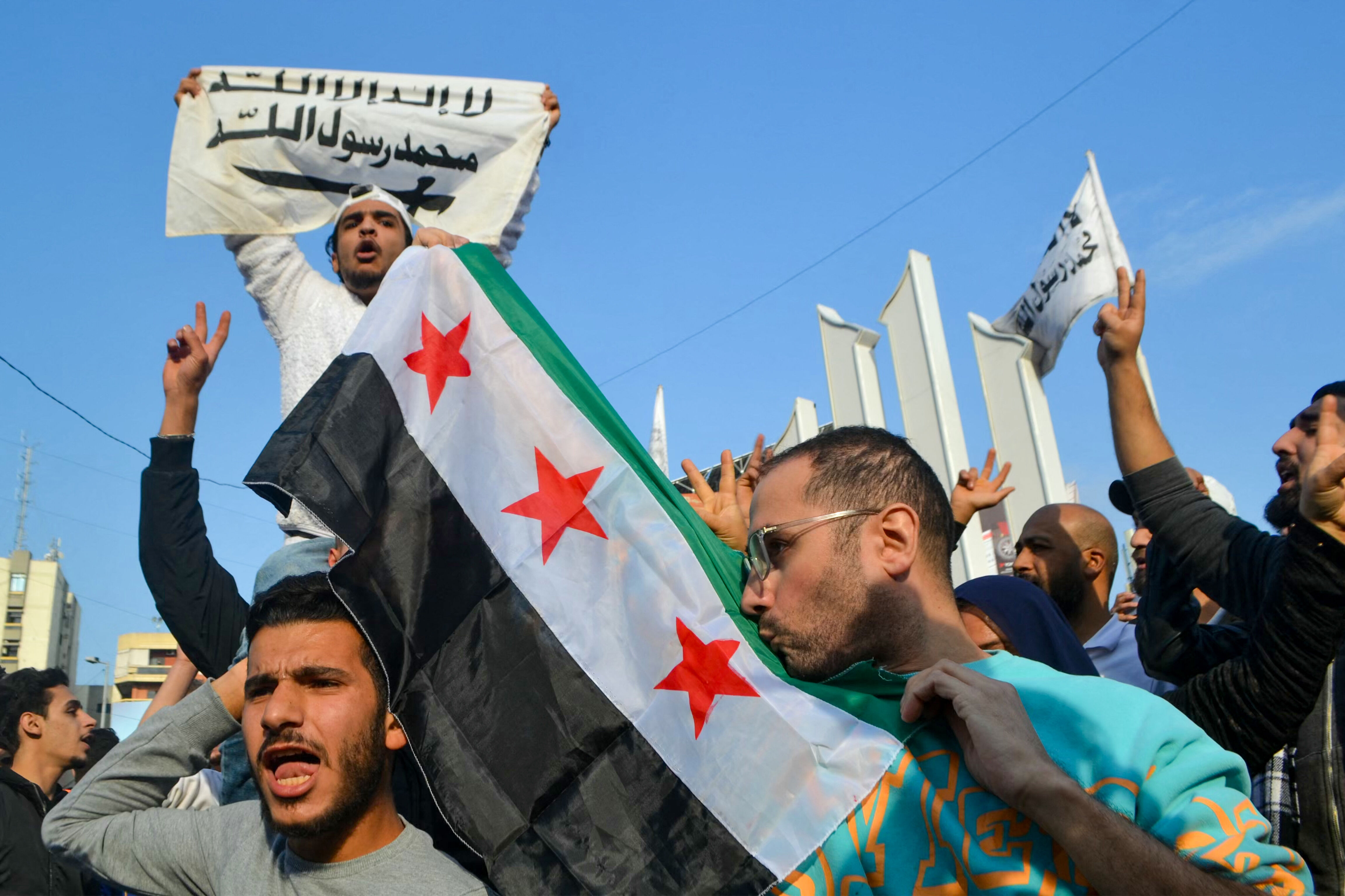 Esad rejimi sona erdi Suriye'de bayrak değişti - 3. Resim