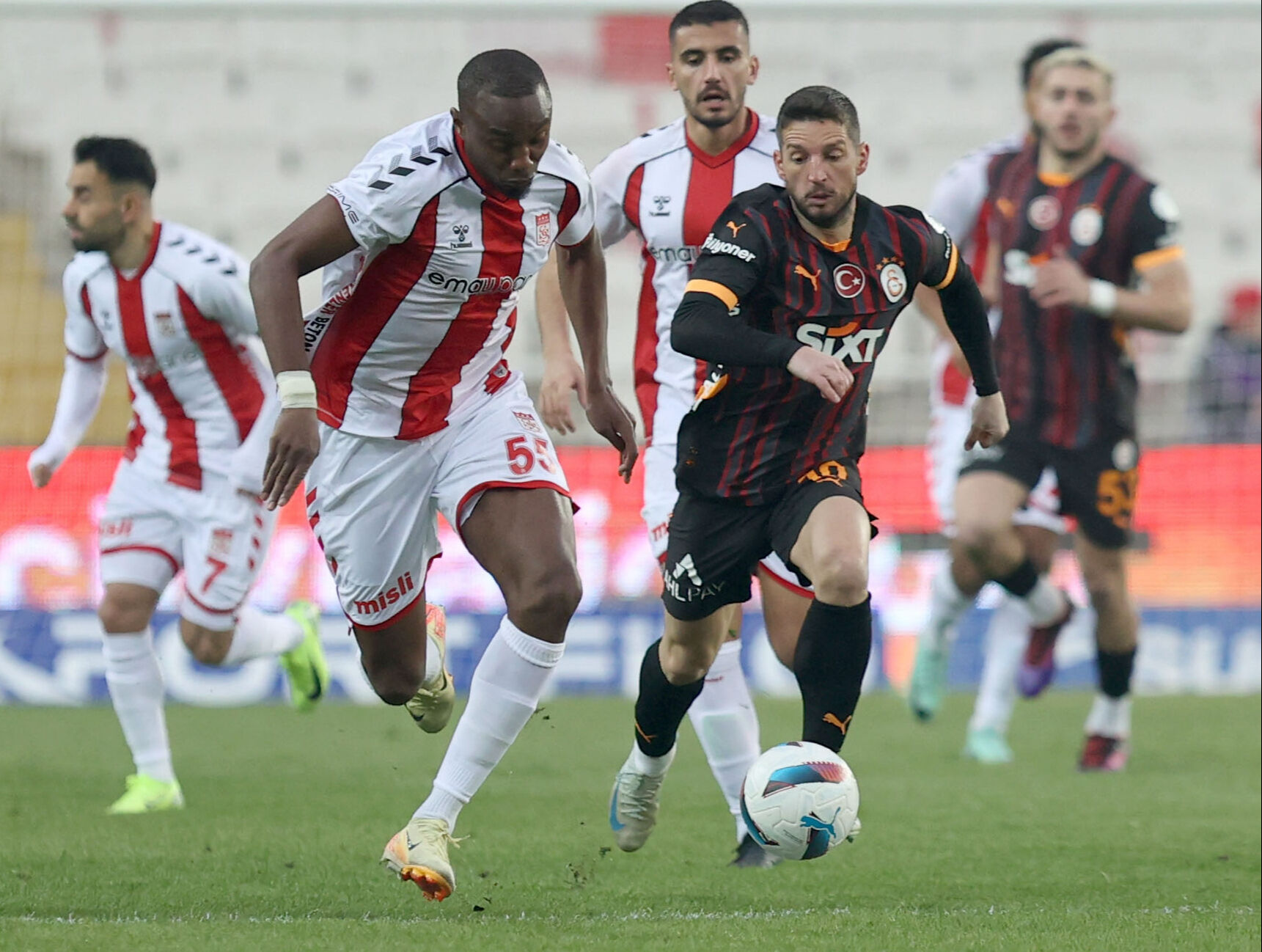 Galatasaray zorlu Sivasspor deplasmanında! Fenerbahçe kaybetti, Aslan farkı açmanın peşinde - 1. Resim