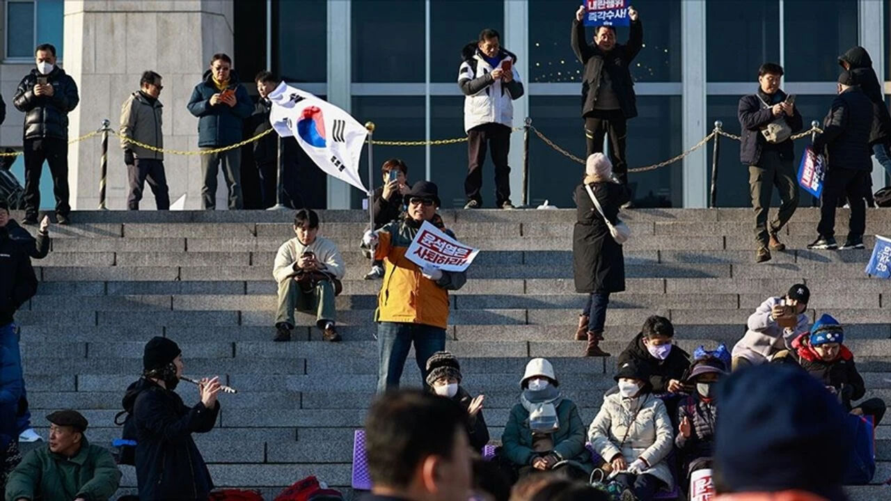 Güney Kore lideri Yoon vatana ihanetle suçlanıyor! Sıkıyönetim başını yaktı, istifa edecek - 2. Resim