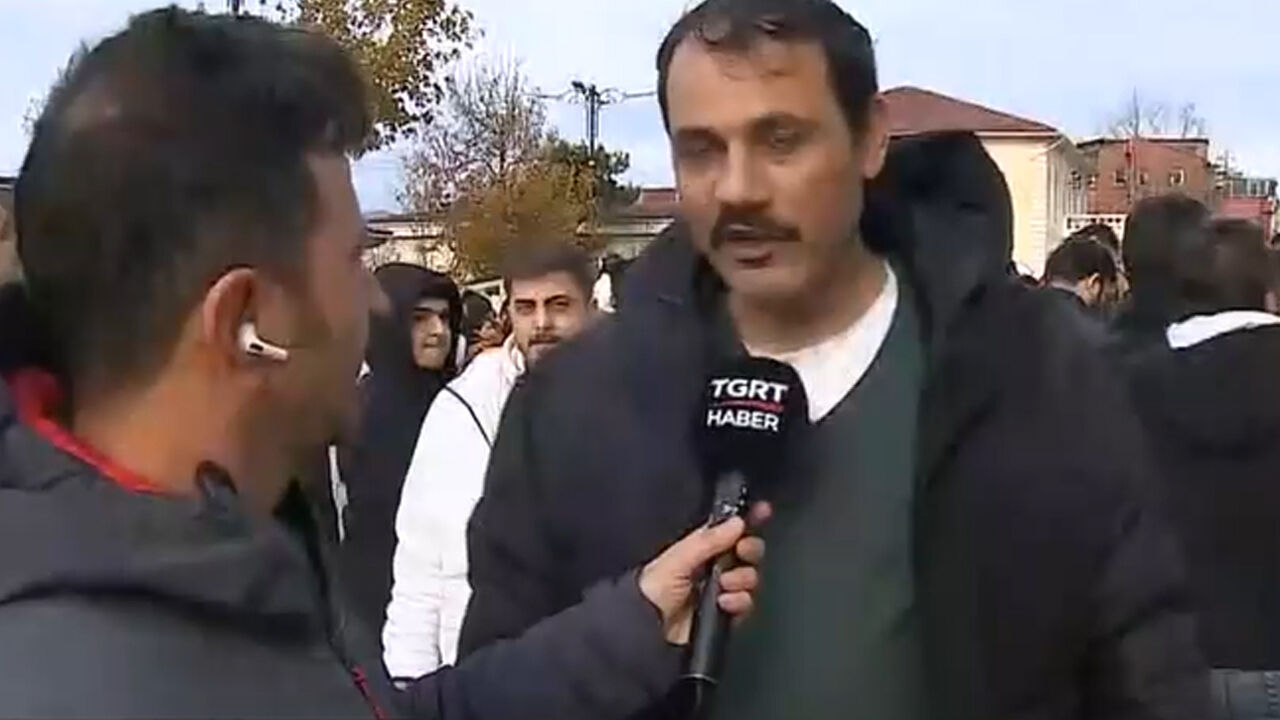 İstanbul'daki Suriyeliler Fatih Camii'nde toplandı!  İstanbul'daki Suriyeliler Fatih Camii'nde toplandı!