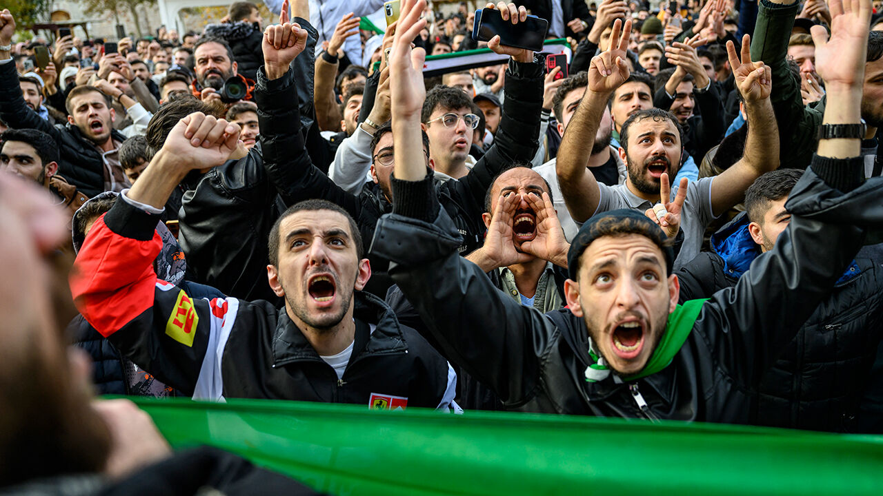 İstanbul'daki Suriyeliler Fatih Camii'nde toplandı!  İstanbul'daki Suriyeliler Fatih Camii'nde toplandı!