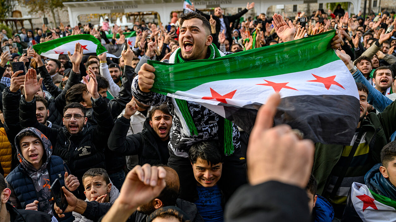 İstanbul'daki Suriyeliler Fatih Camii'nde toplandı!  İstanbul'daki Suriyeliler Fatih Camii'nde toplandı!
