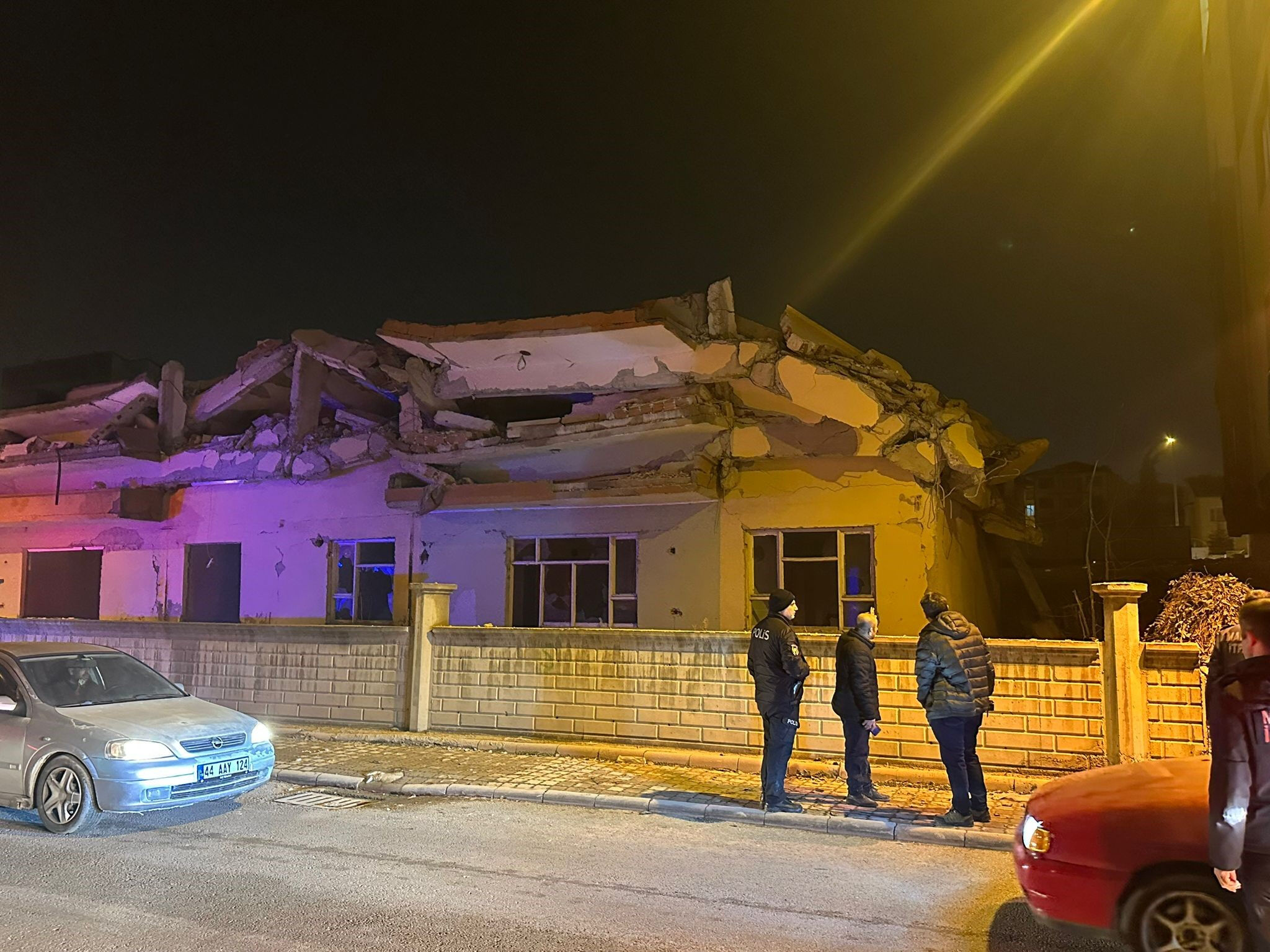 Malatya'da deprem faciası! Ağır hasarlı 4 katlı bina çöktü - 1. Resim