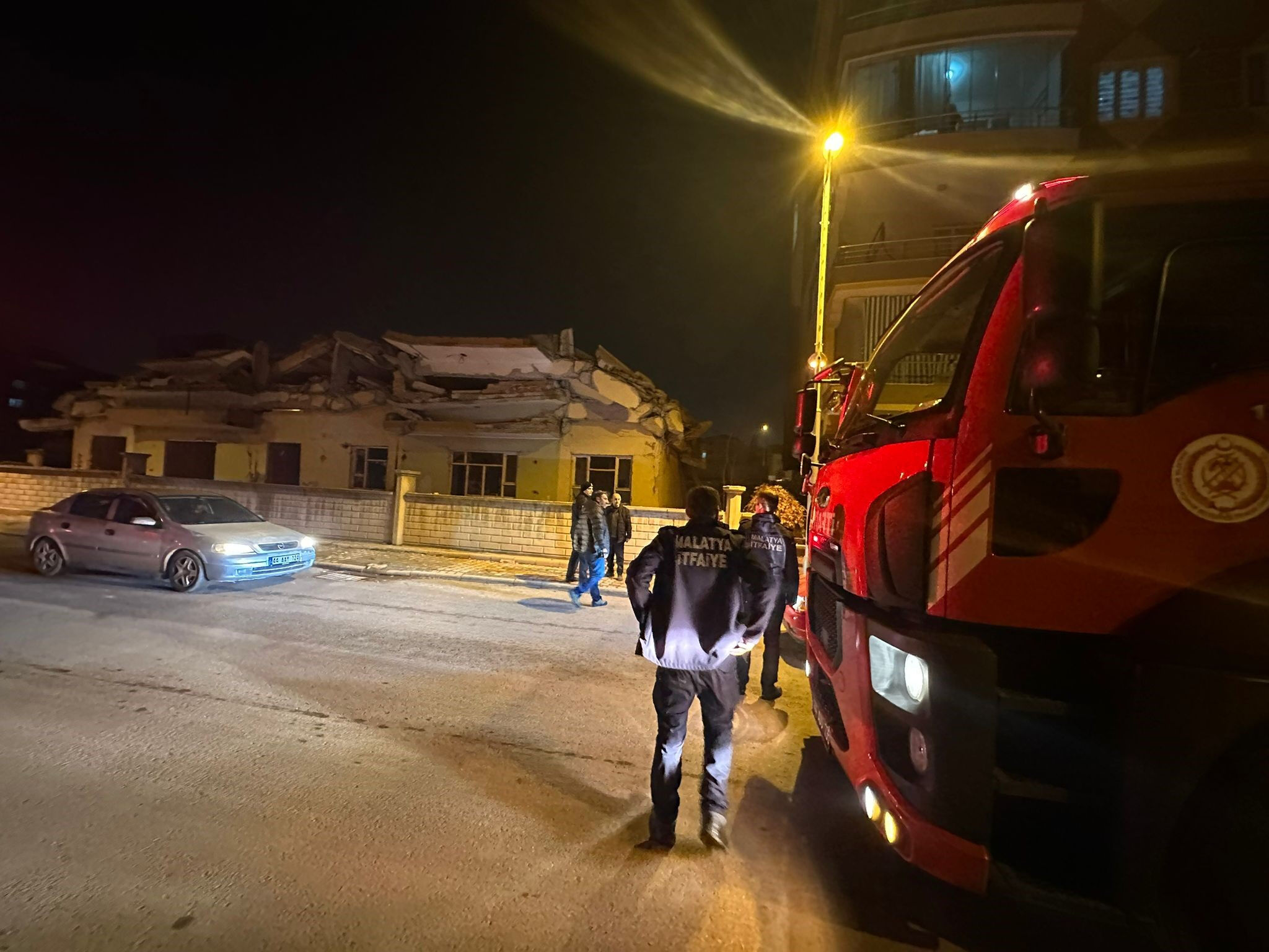 Malatya'da deprem faciası! Ağır hasarlı 4 katlı bina çöktü - 2. Resim