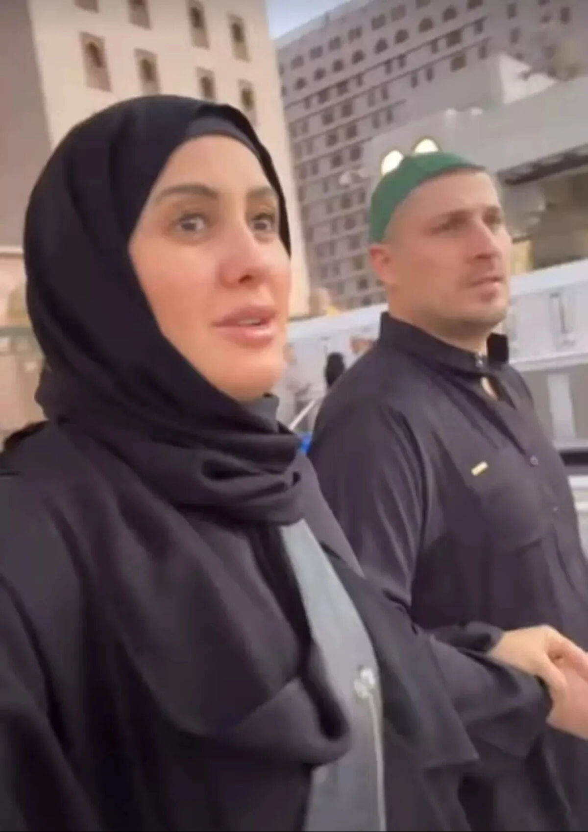 Sahra Işık eşi ile birlikte Umreye gitti! Tesettürlü hali çok beğenildi Sahra Işık eşi ile birlikte Umre'ye gitti! Tesettürlü hali çok beğenildi - 1. Resim