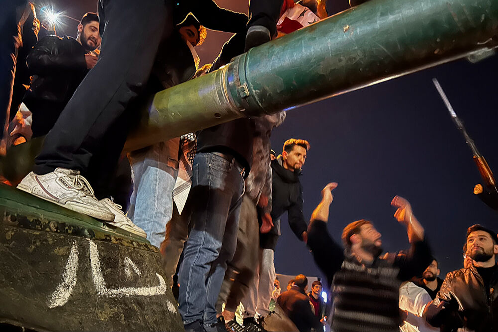 Son dakika... Suriye'de bir dönem sona erdi! Başkent Şam muhaliflerin eline geçti, Esad kaçtı Şam muhaliflerin eline geçti, Esad kaçtı! Ülkedeki camilerden tekbir sesleri yükseldi - 3. Resim