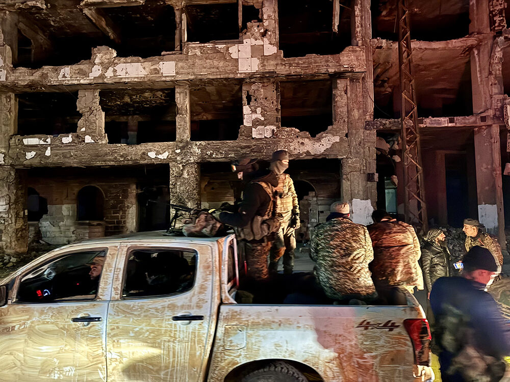 Son dakika... Suriye'de bir dönem sona erdi! Başkent Şam muhaliflerin eline geçti, Esad kaçtı Şam muhaliflerin eline geçti, Esad kaçtı! Ülkedeki camilerden tekbir sesleri yükseldi - 5. Resim