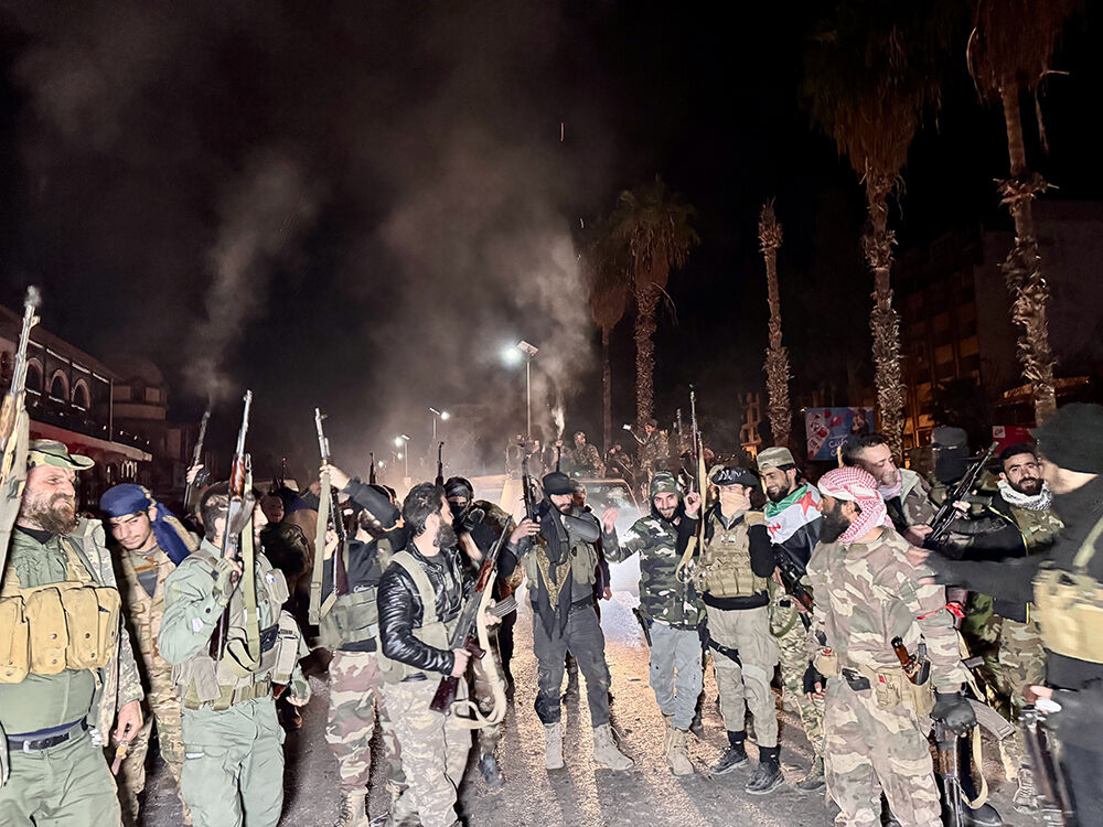 Son dakika... Suriye'de bir dönem sona erdi! Başkent Şam muhaliflerin eline geçti, Esad kaçtı Şam muhaliflerin eline geçti, Esad kaçtı! Ülkedeki camilerden tekbir sesleri yükseldi - 4. Resim