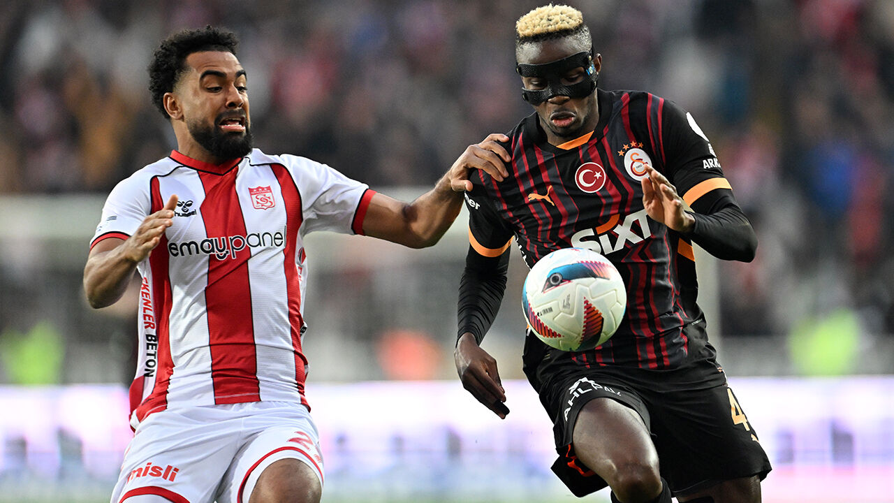 Sivasspor-Galatasaray maçında 5 gol, 1 kırmızı, 1 penaltı! Aslan, Fenerbahçe'yle farkı 6'ya çıkardı - 1. Resim