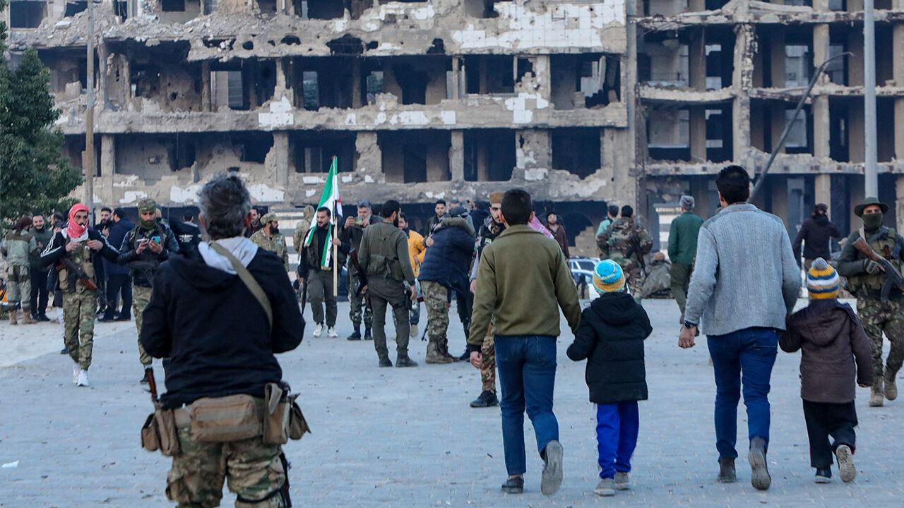 Son dakika... Suriye'de bir dönem sona erdi! Başkent Şam muhaliflerin eline geçti, Esad kaçtı Son dakika... Suriye'de bir dönem sona erdi! Başkent Şam muhaliflerin eline geçti, Esad kaçtı - 3. Resim