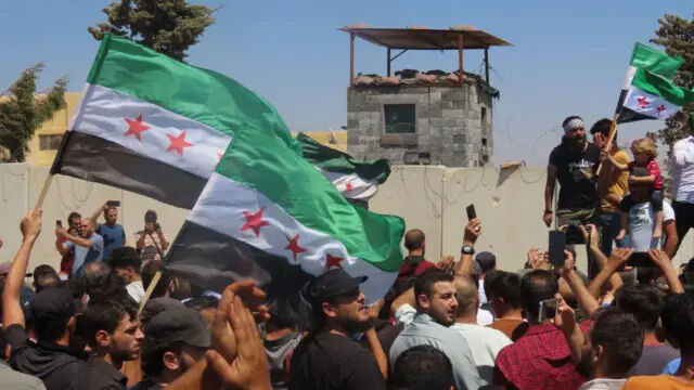 Suriye bayrağı değişti! Yeni Suriye bayrağı neyi simgeliyor, anlamı nedir? Suriye bayrağı değişti! Yeni Suriye bayrağı neyi simgeliyor, anlamı nedir? - 3. Resim