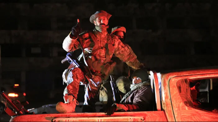 Suriye'de sokaklar bayram yerine döndü, camilerden tekbirler yükseldi... Çöken rejimin son çağrısı dikkat çekti! Suriye'de sokaklar bayram yerine döndü, camilerden tekbirler yükseldi... Çöken rejimin son çağrısı dikkat çekti! - 6. Resim