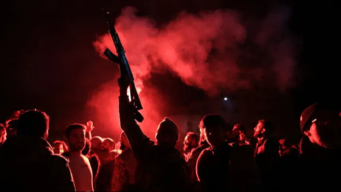 Suriye'de sokaklar bayram yerine döndü, camilerden tekbirler yükseldi... Çöken rejimin son çağrısı dikkat çekti! Suriye'de sokaklar bayram yerine döndü, camilerden tekbirler yükseldi... Çöken rejimin son çağrısı dikkat çekti! - 4. Resim