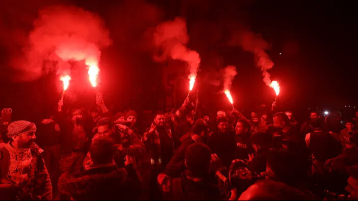Suriye'de sokaklar bayram yerine döndü, camilerden tekbirler yükseldi... Çöken rejimin son çağrısı dikkat çekti! Suriye'de sokaklar bayram yerine döndü, camilerden tekbirler yükseldi... Çöken rejimin son çağrısı dikkat çekti! - 8. Resim