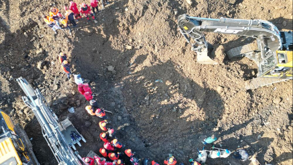 4 gencin bulunduğu otomobil heyelanda toprak altında kalmıştı! 36 saat sonra araca ulaşıldı - 1. Resim